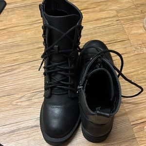 Mia black size 8 Tauren Lug Sole Combat Boot with heel